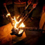 11.08.2017 Nowa Słupia. Odpalanie pochodni / Marzena Mąkosa - Radio Kielce / Nowa Słupia. Uroczysty Korowód z Pochodniami z okazji 51. Dymarek Świętokrzyskich.