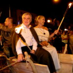 11.08.2017 Nowa Słupia. Wicewojewoda świętokrzyski - Andrzej Bętkowski oraz dyrektor biura Zarządu Regionalnej Organizacji Turystycznej Województwa Świętokrzyskiego Małgorzata Wilk - Grzywna na rydwanie / Marzena Mąkosa - Radio Kielce / Nowa Słupia. Uroczysty Korowód z Pochodniami z okazji 51. Dymarek Świętokrzyskich.