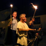 11.08.2017 Nowa Słupia. Marszałek Województwa Świętokrzyskiego - Adam Jarubas na rydwanie / Marzena Mąkosa - Radio Kielce / Nowa Słupia. Uroczysty Korowód z Pochodniami z okazji 51. Dymarek Świętokrzyskich.