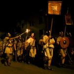 11.08.2017 Nowa Słupia. Przemarsz uczestników Dymarek z Rynku w Nowej Słupi na teren Centrum Kulturowo - Archeologicznego / Marzena Mąkosa - Radio Kielce / Nowa Słupia. Uroczysty Korowód z Pochodniami z okazji 51. Dymarek Świętokrzyskich.