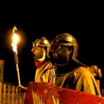 11.08.2017 Nowa Słupia. Przemarsz uczestników Dymarek z Rynku w Nowej Słupi na teren Centrum Kulturowo - Archeologicznego / Marzena Mąkosa - Radio Kielce / Nowa Słupia. Uroczysty Korowód z Pochodniami z okazji 51. Dymarek Świętokrzyskich.