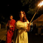 11.08.2017 Nowa Słupia. Przemarsz uczestników Dymarek z Rynku w Nowej Słupi na teren Centrum Kulturowo - Archeologicznego / Marzena Mąkosa - Radio Kielce / Nowa Słupia. Uroczysty Korowód z Pochodniami z okazji 51. Dymarek Świętokrzyskich.