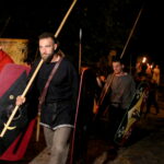 11.08.2017 Nowa Słupia. Przemarsz uczestników Dymarek z Rynku w Nowej Słupi na teren Centrum Kulturowo - Archeologicznego / Marzena Mąkosa - Radio Kielce / Nowa Słupia. Uroczysty Korowód z Pochodniami z okazji 51. Dymarek Świętokrzyskich.