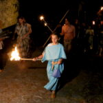 11.08.2017 Nowa Słupia. Przemarsz uczestników Dymarek z Rynku w Nowej Słupi na teren Centrum Kulturowo - Archeologicznego / Marzena Mąkosa - Radio Kielce / Nowa Słupia. Uroczysty Korowód z Pochodniami z okazji 51. Dymarek Świętokrzyskich.