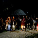 11.08.2017 Nowa Słupia. Historyczny Korowód z Pochodniami dotarł na teren Centrum Kulturowo - Archeologicznego / Marzena Mąkosa - Radio Kielce / Nowa Słupia. Uroczysty Korowód z Pochodniami z okazji 51. Dymarek Świętokrzyskich.