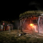 11.08.2017 Nowa Słupia. Wicewojewoda świętokrzyski - Andrzej Bętkowski, dyrektor biura Zarządu Regionalnej Organizacji Turystycznej Województwa Świętokrzyskiego Małgorzata Wilk - Grzywna, Marszałek Województwa Świętokrzyskiego - Adam Jarubas oraz wójt Gminy Nowa Słupia - Andrzej Gąsior / Marzena Mąkosa - Radio Kielce / Nowa Słupia. Uroczysty Korowód z Pochodniami z okazji 51. Dymarek Świętokrzyskich.