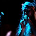 11.08.2017 Nowa Słupia. Wokalistka zespołu Percival Schuttenbach - Joanna Lacher / Marzena Mąkosa - Radio Kielce / Nowa Słupia. Uroczysty Korowód z Pochodniami z okazji 51. Dymarek Świętokrzyskich.