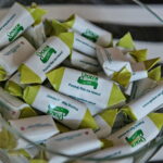 12.08.2017 Kielce. Słodkie cukierki na poczęstunek z okazji otwarcia lokalu / Marzena Mąkosa - Radio Kielce / Otwarcie Centralnego Baru Mlecznego Społem PSS przy ulicy Sienkiewicza