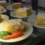 12.08.2017 Kielce. Szarlotka w ofercie baru / Marzena Mąkosa - Radio Kielce / Otwarcie Centralnego Baru Mlecznego Społem PSS przy ulicy Sienkiewicza