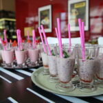 12.08.2017 Kielce. Koktajle przygotowane na powitanie pierwszych klientów / Marzena Mąkosa - Radio Kielce / Otwarcie Centralnego Baru Mlecznego Społem PSS przy ulicy Sienkiewicza