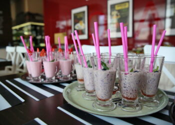 12.08.2017 Kielce. Koktajle przygotowane na powitanie pierwszych klientów / Marzena Mąkosa - Radio Kielce / Otwarcie Centralnego Baru Mlecznego Społem PSS przy ulicy Sienkiewicza