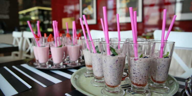 12.08.2017 Kielce. Koktajle przygotowane na powitanie pierwszych klientów / Marzena Mąkosa - Radio Kielce / Otwarcie Centralnego Baru Mlecznego Społem PSS przy ulicy Sienkiewicza