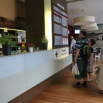 12.08.2017 Kielce. Pierwsi klienci / Marzena Mąkosa - Radio Kielce / Otwarcie Centralnego Baru Mlecznego Społem PSS przy ulicy Sienkiewicza