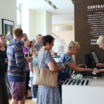 12.08.2017 Kielce. Pierwsi klienci / Marzena Mąkosa - Radio Kielce / Otwarcie Centralnego Baru Mlecznego Społem PSS przy ulicy Sienkiewicza