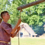 12.08.2017 Nowa Słupia. Wytapianie żelaza na Dymarkach / Marzena Mąkosa - Radio Kielce / 51. Dymarki w Centrum Kulturowo - Archeologicznym.