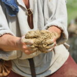 12.08.2017 Nowa Słupia. Wyrabianie gliny w Centrum Kulturowo - Archeologicznym / Marzena Mąkosa - Radio Kielce / 51. Dymarki w Centrum Kulturowo - Archeologicznym.