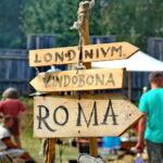 12.08.2017 Nowa Słupia. Znak przedstawiający kierunek poszczególnych osad / Marzena Mąkosa - Radio Kielce / 51. Dymarki w Centrum Kulturowo - Archeologicznym.