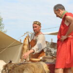 12.08.2017 Nowa Słupia. Rekonstrukcja dawnej osady trudniącej się oprawianiem skór / Marzena Mąkosa - Radio Kielce / 51. Dymarki w Centrum Kulturowo - Archeologicznym.