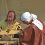 12.08.2017 Nowa Słupia. Wyrabianie ozdób na 51. Dymarkach w Nowej Słupi / Marzena Mąkosa - Radio Kielce / 51. Dymarki w Centrum Kulturowo - Archeologicznym.