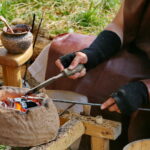 12.08.2017 Nowa Słupia. Wyrabianie ozdób na 51. Dymarkach w Nowej Słupi / Marzena Mąkosa - Radio Kielce / 51. Dymarki w Centrum Kulturowo - Archeologicznym.