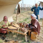 12.08.2017 Nowa Słupia. Wyrabianie ozdób na 51. Dymarkach w Nowej Słupi / Marzena Mąkosa - Radio Kielce / 51. Dymarki w Centrum Kulturowo - Archeologicznym.