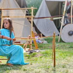 12.08.2017 Nowa Słupia. Tkactwo / Marzena Mąkosa - Radio Kielce / 51. Dymarki w Centrum Kulturowo - Archeologicznym.