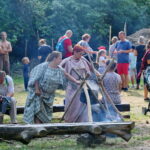 12.08.2017 Nowa Słupia. Gotowanie posiłku na Dymarkach / Marzena Mąkosa - Radio Kielce / 51. Dymarki w Centrum Kulturowo - Archeologicznym.