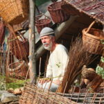 12.08.2017 Nowa Słupia. Miejsce wyrabiania wiklinowych koszy w Centrum Kulturowo - Archeologicznym / Marzena Mąkosa - Radio Kielce / 51. Dymarki w Centrum Kulturowo - Archeologicznym.