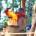 12.08.2017 Nowa Słupia. Wytapianie żelaza na Dymarkach / Marzena Mąkosa - Radio Kielce / 51. Dymarki w Centrum Kulturowo - Archeologicznym.