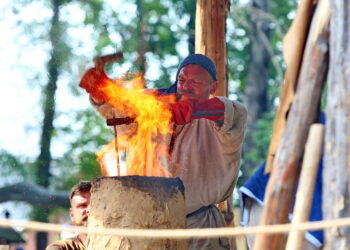 12.08.2017 Nowa Słupia. Wytapianie żelaza na Dymarkach / Marzena Mąkosa - Radio Kielce / 51. Dymarki w Centrum Kulturowo - Archeologicznym.