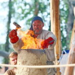 12.08.2017 Nowa Słupia. Wytapianie żelaza na Dymarkach / Marzena Mąkosa - Radio Kielce / 51. Dymarki w Centrum Kulturowo - Archeologicznym.