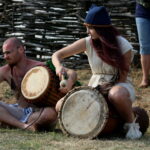 12.08.2017 Nowa Słupia. Zespół grający na bębnach w Centrum Kulturowo - Archeologicznym / Marzena Mąkosa - Radio Kielce / 51. Dymarki w Centrum Kulturowo - Archeologicznym.