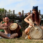 12.08.2017 Nowa Słupia. Zespół grający na bębnach w Centrum Kulturowo - Archeologicznym / Marzena Mąkosa - Radio Kielce / 51. Dymarki w Centrum Kulturowo - Archeologicznym.