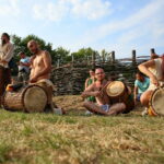 12.08.2017 Nowa Słupia. Zespół grający na bębnach w Centrum Kulturowo - Archeologicznym / Marzena Mąkosa - Radio Kielce / 51. Dymarki w Centrum Kulturowo - Archeologicznym.