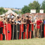 12.08.2017 Nowa Słupia. Zebranie grupy przed odtworzeniem scen batalistycznych / Marzena Mąkosa - Radio Kielce / 51. Dymarki w Centrum Kulturowo - Archeologicznym.