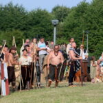 12.08.2017 Nowa Słupia. Zebranie grupy przed odtworzeniem scen batalistycznych / Marzena Mąkosa - Radio Kielce / 51. Dymarki w Centrum Kulturowo - Archeologicznym.