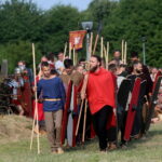 12.08.2017 Nowa Słupia. Prezentacja zawodników biorących udział w odtworzeniu scen batalistycznych / Marzena Mąkosa - Radio Kielce / 51. Dymarki w Centrum Kulturowo - Archeologicznym.