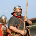 12.08.2017 Nowa Słupia. Prezentacja zawodników biorących udział w odtworzeniu scen batalistycznych / Marzena Mąkosa - Radio Kielce / 51. Dymarki w Centrum Kulturowo - Archeologicznym.