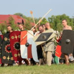 12.08.2017 Nowa Słupia. Odegranie scen batalistycznych / Marzena Mąkosa - Radio Kielce / 51. Dymarki w Centrum Kulturowo - Archeologicznym.