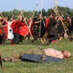 12.08.2017 Nowa Słupia. Odegranie scen batalistycznych / Marzena Mąkosa - Radio Kielce / 51. Dymarki w Centrum Kulturowo - Archeologicznym.