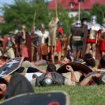 12.08.2017 Nowa Słupia. Odegranie scen batalistycznych / Marzena Mąkosa - Radio Kielce / 51. Dymarki w Centrum Kulturowo - Archeologicznym.