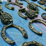 12.08.2017 Kielce. Stare podkowy sprzedawane na giełdzie kolekcjonerskiej / Marzena Mąkosa - Radio Kielce / Kielce. Giełda kolekcjonerska w Wojewódzkim DOmu