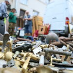 12.08.2017 Kielce. Klamki, zamki i inne przedmioty na giełdzie kolekcjonerskiej w WDK / Marzena Mąkosa - Radio Kielce / Kielce. Giełda kolekcjonerska w Wojewódzkim DOmu