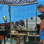 12.08.2017 Kielce. Kupiec oglądający przedmioty na giełdzie / Marzena Mąkosa - Radio Kielce / Kielce. Giełda kolekcjonerska w Wojewódzkim DOmu