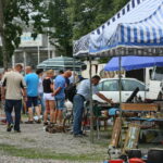 12.08.2017 Kielce. Kolekcjonerzy uważnie oglądają stare przedmioty na giełdzie / Marzena Mąkosa - Radio Kielce / Kielce. Giełda kolekcjonerska w Wojewódzkim DOmu