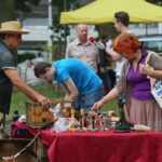 12.08.2017 Kielce. Kolekcjonerzy uważnie oglądają stare przedmioty na giełdzie / Marzena Mąkosa - Radio Kielce / Kielce. Giełda kolekcjonerska w Wojewódzkim DOmu