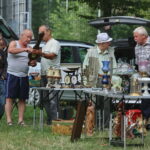 12.08.2017 Kielce. Kolekcjonerzy uważnie oglądają stare przedmioty na giełdzie / Marzena Mąkosa - Radio Kielce / Kielce. Giełda kolekcjonerska w Wojewódzkim DOmu