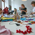 12.08.2017 Kielce. Uczestnicy warsztatów tworzą kreatywną biżuterię w Instytucie Dizajnu przy ulicy Wesołej / Marzena Mąkosa - Radio Kielce / Warsztaty tworzenia biżuterii w Instytucie Dizajnu