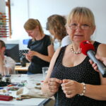 12.08.2017 Kielce. Ewa Polak - prowadząca warsztaty z tworzenia biżuterii / Marzena Mąkosa - Radio Kielce / Warsztaty tworzenia biżuterii w Instytucie Dizajnu