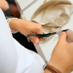 12.08.2017 Kielce. Z materiałów wycinane są fragmenty, z których ma powstać biżuteria / Marzena Mąkosa - Radio Kielce / Warsztaty tworzenia biżuterii w Instytucie Dizajnu